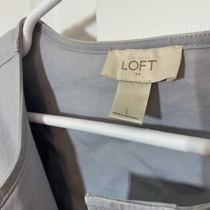 Short grey denim jacket.